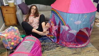 Rachel Ballinger feet photo thumbnail
