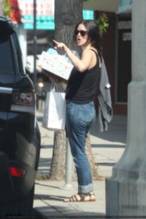 Rachel Bilson feet photo thumbnail