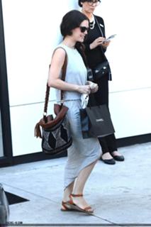 Rachel Bilson feet photo thumbnail