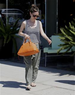 Rachel Bilson feet photo thumbnail