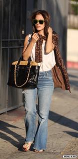 Rachel Bilson feet photo thumbnail