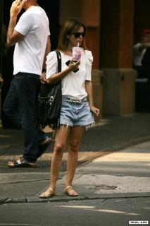Rachel Bilson feet photo thumbnail