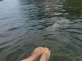 Rachel Bilson feet photo 1