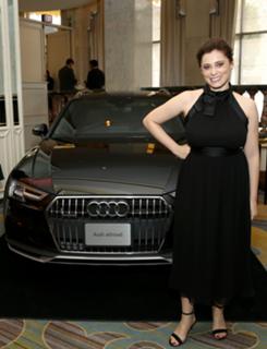 Rachel Bloom feet photo 6