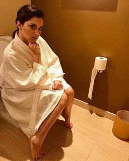 Rachel Bloom feet photo 14