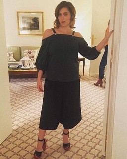 Rachel Bloom feet photo 4