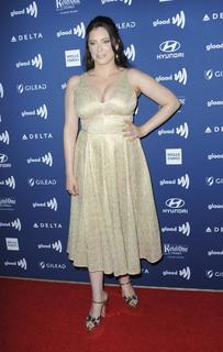 Rachel Bloom feet photo 8