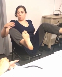 Rachel Bloom feet photo 3