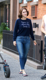 Rachel Brosnahan feet photo thumbnail