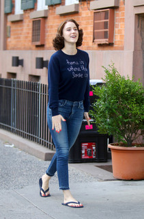 Rachel Brosnahan feet photo thumbnail