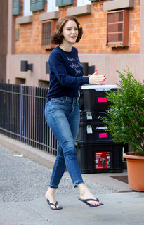 Rachel Brosnahan feet photo thumbnail