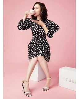 Rachel Brosnahan feet photo thumbnail