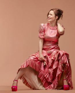 Rachel Brosnahan feet photo thumbnail