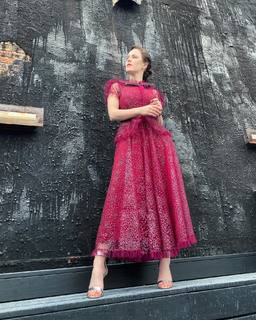 Rachel Brosnahan feet photo thumbnail