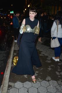 Rachel Brosnahan feet photo thumbnail