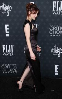 Rachel Brosnahan feet photo thumbnail