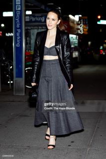 Rachel Brosnahan feet photo thumbnail