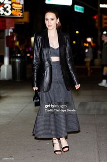 Rachel Brosnahan feet photo thumbnail