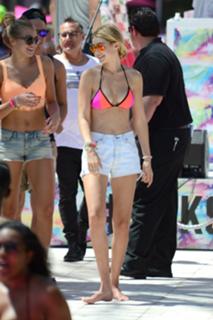 Rachel Hilbert feet photo 12