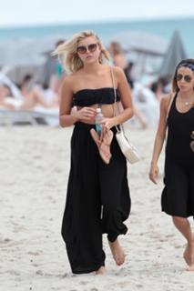 Rachel Hilbert feet photo 7
