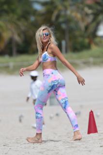Rachel Hilbert feet photo 5