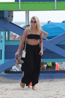 Rachel Hilbert feet photo 3