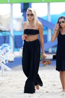 Rachel Hilbert feet photo 17