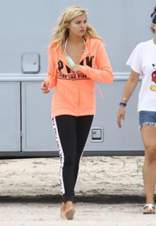 Rachel Hilbert feet photo 17