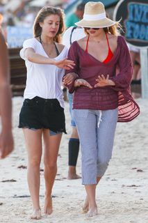 Rachel Hilbert feet photo 11