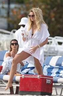 Rachel Hilbert feet photo 4