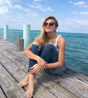 Rachel Hilbert feet photo 9