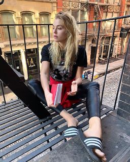 Rachel Hilbert feet photo 14