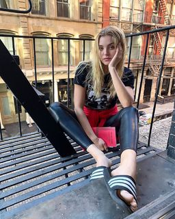 Rachel Hilbert feet photo 12
