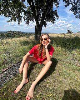 Rachel Hilbert feet photo 9