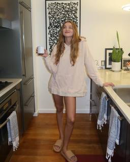 Rachel Hilbert feet photo 3