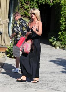 Rachel Hunter feet photo thumbnail