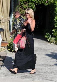 Rachel Hunter feet photo thumbnail