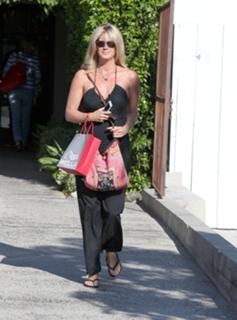 Rachel Hunter feet photo thumbnail