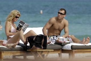 Rachel Hunter feet photo thumbnail