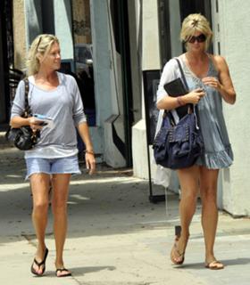 Rachel Hunter feet photo thumbnail
