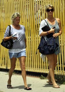 Rachel Hunter feet photo thumbnail