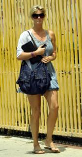 Rachel Hunter feet photo thumbnail