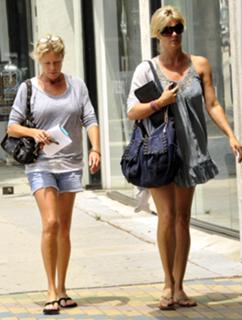 Rachel Hunter feet photo thumbnail