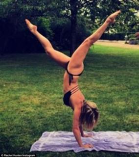 Rachel Hunter feet photo thumbnail