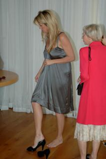 Rachel Hunter feet photo thumbnail