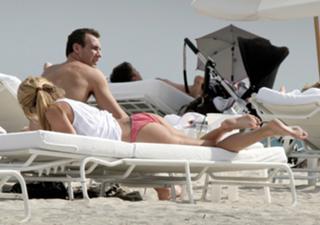 Rachel Hunter feet photo thumbnail