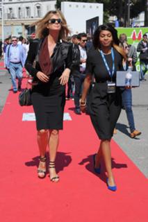 Rachel Hunter feet photo thumbnail