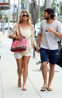 Rachel Hunter feet photo thumbnail