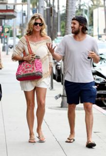 Rachel Hunter feet photo thumbnail