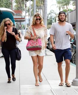 Rachel Hunter feet photo thumbnail